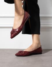 fiesta büzgü detaylı sivri burun kadın babet bordo 2