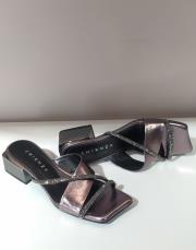 ancel çapraz taşlı bantlı kırışıkı rugan detaylı kare topuk terlik füme 2