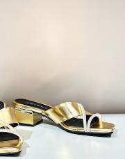 ancel çapraz taşlı bantlı kırışıkı rugan detaylı kare topuk terlik altın 3